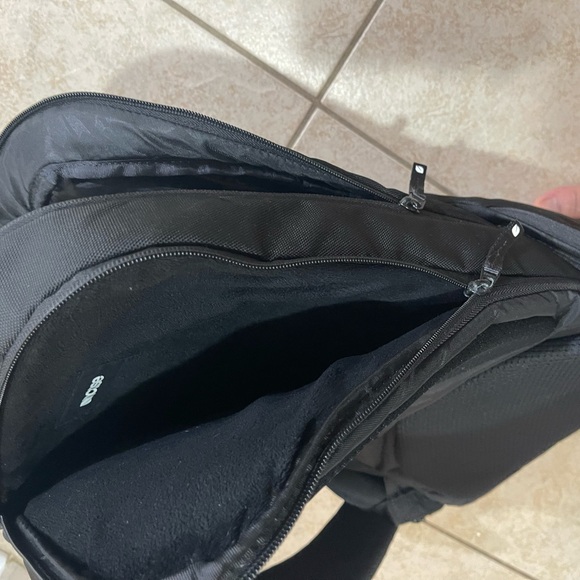 Incase Icon Slim Laptop Backpack (black) - Picture 2 of 5